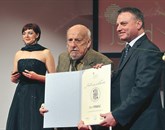 Bert Pribac (levo, na fotografiji z Igorjem Teršarjem), dobitnik srebrne plakete za  ustvarjalno delo na področju literature  Foto: Janez Eržen