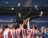 Trener Diego Simeone je prvenstveno sezono končal na rokah svojih  igralcev Foto: Afp