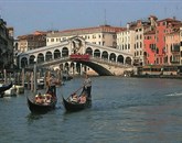 Italijanska policija je danes v okviru velike preiskave o domnevni korupciji v zvezi z gradnjo protipoplavne zaščite za Benetke za 14 ljudi odredila hišni pripor 