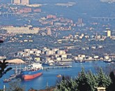 V Alpe Adria Green (AAG) ponovno opozarjajo na nedopustnost umestitve plinskega terminala na lokaciji v Žavljah v Tržaškem zalivu, saj predstavlja tveganje za prebivalstvo, onesnaževanje in škodo za ribištvo Foto: Zdravko Primožič/Fpa