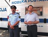 Danimir Rebec (levo) s 1. februarjem od Božidarja Štembergerja (desno) prevzema vajeti koprske policijske uprave Foto: STA