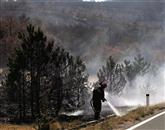  Gasilci obvladujejo požarišči pri Črnem Kalu in pri  Obrovu, kjer je zagorelo v petek. Na delu je še vedno okoli 500 gasilcev, do večera bodo območji še zalivali z vodo, ponoči pa bo na vsakem območju ostalo dežurnih po 50 ljudi. 
