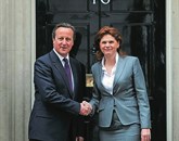 Britanski premier David Cameron je potrdil, “da smo v preteklem letu v naši državi opravili ogromno dela”, je danes po pogovorih na Downing Streetu v Londonu povedala slovenska premierka Alenka Bratušek Foto: STA