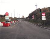 Medtem ko semafor  vožnjo iz Izole v Koper dovoljuje, jo prometni znaki prepovedujejo Foto: Nives Krebelj