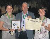Martina Stupar, Bojan Režun in Mojca Kavčič Gorjup (z leve) s certifikatom Geoparka Idrija kot dela evropske in svetovne mreže te vrste parkov 