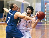 Sašo Ožbolt (z žogo) v prvi ligi s pridom izkorišča svoj košarkarski intelekt Foto: Zdravko Primožič/Fpa