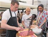 Slavko Žagar ml. (desno) iz gostilne Skaručna pri Ljubljani je sodelavci pripravil tatarski biftek iz nastrganega mesa  Foto: Jaka Jeraša