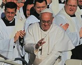 Papež Frančišek naj bi po poročanju italijanskih medijev izgnal hudiča iz mladega moškega v invalidnem vozičku 