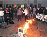 Demonstranti so na Titovem trgu zažgali nekaj transparentov s podobami politikov 