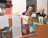 Spraševalka Jasna Čebron (levo), pesnik Enzo Santese in karikaturitska Lorella Fermo v knjigarni Libris Foto: Maja Pertič Gombač