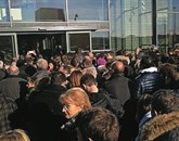 Že od jutra so potrošniki čakali v vrsti pred nakupovalnim središčem Foto: Vir: Il Piccolo
