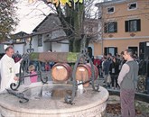 V Vrhpoljah so blagoslov mladega vina vinarji zaupali župniku Janezu Kržišniku ... Foto: Alenka Tratnik