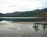 Regijski park bi pivška presihajoča jezera (na fotografiji je Petelinjsko) zaščitil pred nadaljnjim onesnaževanjem, hkrati pa morda tudi lažje ubranil pred vojaškimi vajami na Počku Foto: Lori Ferko