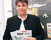 Vlado Grlica s sveže poslovenjenima stripoma Asterix pri Piktih in Globok prepad    Foto: Miha Mally