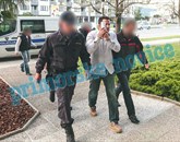 Najprej so pripeljali 34-letnega osumljenca, za katerim je razpisana tudi Interpolova tiralica ... Foto: Tomaž Primožič/Fpa