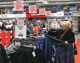 Danes se začenjajo zimske razprodaje tekstilnega blaga, obutve in športne opreme Foto: Zdravko Primožič/Fpa