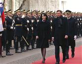 Partnerica novega predsednika Boruta Pahorja, Tanja Pečar, ki bo ostala zaposlena kot odvetnica, se je odpovedala vsem privilegijem, ki bi ji pripadali kot prvi dami Foto: STA
