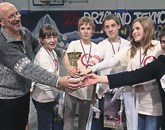 Zmagovalne Planinske muhe so Barbara Čibej, Ana Petkovšek, Andrej Erjavec, Luka Jesenko ter njihova mentorja Marija Bončina in Nace Breitenberger  