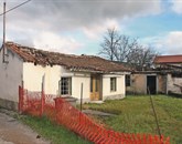 Bančeva domačija v Škofljah,  v kateri načrtujejo   jusarski in vaški dom, je potrebna temeljite obnove, saj je stavba že nevarna za okolico Foto: Bogdan Macarol