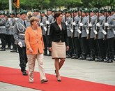 Nemška kanclerka Angela Merkel (levo) lani, ob sprejemu slovenske premierke Alenke Bratušek   Foto: STA