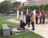 Ob piranskem občinskem prazniku, ki ga obeležujejo v spomin na ustanovitev prvega mornariškega odreda leta 1944, so v Portorožu položili vence na spomenik padlih partizanskih pomorščakov Foto: Helena Race