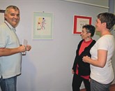   Sead Dizdarević, Darja Poljanec in Tadeja Revan na razstavi logotipov, ki so jih za jubilejni teden izdelali pacienti Foto: Saša Dragoš