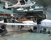 Pipistrelovo letalo Panthera je na nemškem sejmu Aero prejelo nagrado za inovativnost in osvojilo naslov “letalo prihodnosti”. Pipistrelov najnovejši model alpha trainer pa je bil izbran za najboljše ultralahko letalo leta 2013. Foto: Alenka Tratnik
