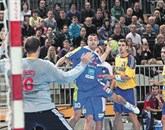 Dragan Gajić (z žogo) je bil najboljši strelec Slovenije v Schaffhausnu Foto: Tomaž Primožič/Fpa