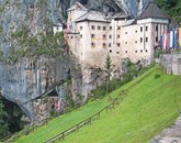 V skalo izklesan Predjamski grad spada v deseterico evropskih gradov, ki so najbolj vredni ogleda Foto: Lori Ferko