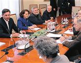 Predsednik vlade Borut Pahor je včeraj s predsedniki vseh konfederacij oziroma zvez sindikatov in predstavniki Zveze društev upokojencev  začel pogovore o pripravi potrebnih ukrepov za stabilizacijo javnih financ države 