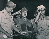 Nekdanji japonski vojak Hiro Onoda (v sredini), ki je kar 30 let vztrajal v filipinski džungli, ker ni želel verjeti, da je druge svetovne vojne res konec, je v starosti 91 let  umrl v eni od tokijskih bolnišnic 