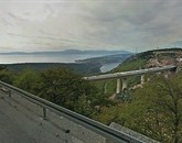 Tako je med gradnjo videti en izmed viaduktov na odseku. Iz središča Reke do Krka se po novem pride v manj kot dvajsetih minutah Foto: Google