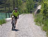 Ministrstvo za gospodarski razvoj in tehnologijo je izdalo odločbo o dodelitvi denarja za izgradnjo 9,27 kilometra dolgega odseka dvosmerne kolesarske steze med Solkanom in Plavami Foto: Nace Novak
