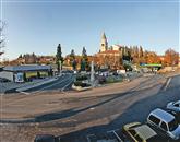 Zdaj imajo na komenskem trgu glavno vlogo ceste, križišča, parkirišča in avtomobili Foto: Bogdan Macarol