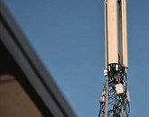 Agencija za komunikacijska omrežja in storitve je danes končala mega dražbo radijskih frekvenc za mobilno telefonijo. Trije ponudniki so najverjetneje Telekom Slovenije, Simobil in Tušmobil. Foto: STA