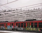 Zaradi snega in žleda na železniški vozni mreži ter padcev dreves na progo so še vedno zelo problematične razmere na železniških progah po vsej Sloveniji Foto: Damjan Brenčič