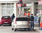  Na primorskih bencinskih servisih je prav kmalu  moč znova pričakovati naval avtomobilov iz Italije Foto: Leo Caharija