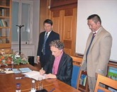 Predstojnik Inštituta za raziskovanje krasa Tadej Slabe (na fotografiji v sredini) je včeraj podpisal sporazum o sodelovanju pri raziskovanju krasa s kitajskimi predstavniki Raziskovalnega središča uprave turističnega centra Kamnitega gozda in Foto: Lori Ferko