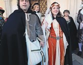 Piransko princesko Doro Kovač je v Benetke pospremil tudi njen oče Mojmir, ki je nastopil v vlogi srednjeveškega dostavljalca soli Foto: Manuela Rojec