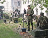 Sedmi festival vojaške zgodovine, ki je tokrat v park pritegnil približno 2000 obiskovalcev, je postregel tudi s kuhanjem tipične vojaške jedi. Iz kotličkov uprizoritvenih skupin v oblačilih nemške, avstro-ogrske in  jugoslovanske kraljeve vojske je Foto: Lori Ferko