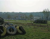 Na območju nekdanjega kartinga v Luciji je začel nastajati nov mestni park. Danes naj bi odstranili stare gume. Foto: Helena Race