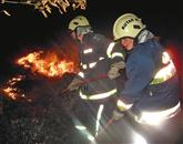 Tolminski gasilci so v petek zvečer preprečili, da bi se ogenj razširil do sončne elektrarne Foto: Pgd Tolmin
