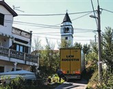 V Rožarju nad Rižano  se je nekaj pred 10. uro zjutraj med hišami zagozdil  18-tonski tovornjak s priklopnikom Foto: Tomaž Primožič/Fpa
