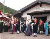 Tako so Kraševci v soboto v Rezijo prinesli slovensko petje, ples in noše Foto: Petra Mezinec
