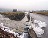 V  Knežaku in na Baču skrbno spremljajo razmere, saj grozijo poplave Foto: Tomo Šajn