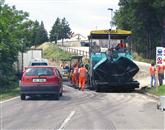 Na glavni cesti po Brdih si gradbišča v zadnjih letih  sledijo drugo drugemu - ta čas asfaltirajo cesto pri Šmartnem  Foto: Ambrož Sardoč