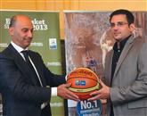 Marjan Batagelj (levo) in Aleš Križnar sta včeraj predstavila žreb za evropsko prvenstvo v košarki, ki bo v Postojnski jami Foto: Drago Perko