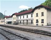 Na železniški postaji v kraju Podbrdo so neznanci  iz odprtega odpadnega kontejnerja in z lesenih palet odnesli več rebrastih kovinskih plošč Foto: Maks Hožič