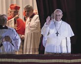 Papež Frančišek v trenutku, ko se je kot novi papež pojavil na oknu papeške palače v Vatikanu Foto: © Max Rossi / Reuters