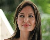 Hollywoodska zvezdnica Angelina Jolie je razkrila, da se je odločila za dvojno mastektomijo, odstranitev obeh dojk, potem ko so zdravniki pri njej ugotovili prisotnost gena, ki povečuje tveganje raka na dojkah 